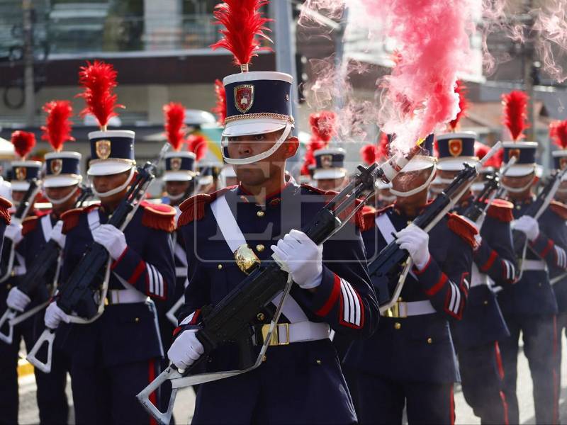 Militares, policías y bomberos participaron en los desfiles por los 205 años de Independencia de Honduras.