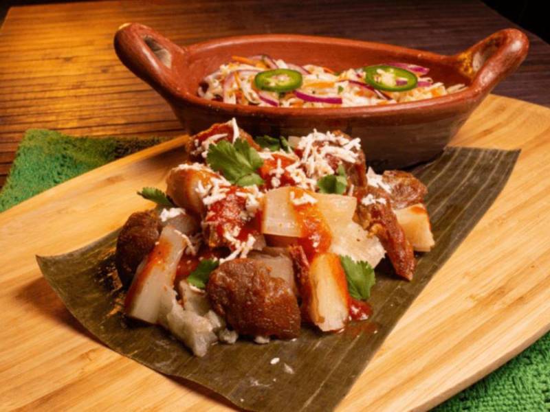Yuca con chicharrón, una combinación de sabores y texturas ampliamente apreciada por quienes aman la gastronomía nacional.