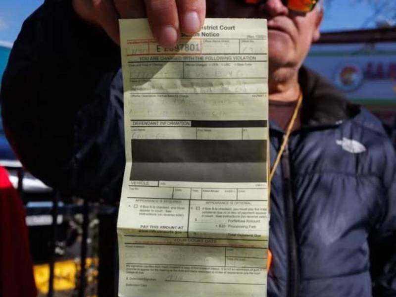 La imagen de la multa le ha dado la vuelta al mundo.