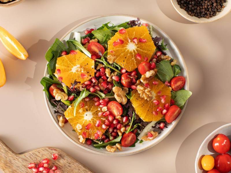 La granada es uno de los ingredientes principales de las ensaladas en esta temporada.