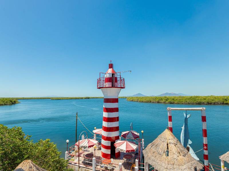 San Lorenzo ofrece aventura, deliciosa gastronomía y mucha diversión. Uno de los lugares tiene una especie de faro.
