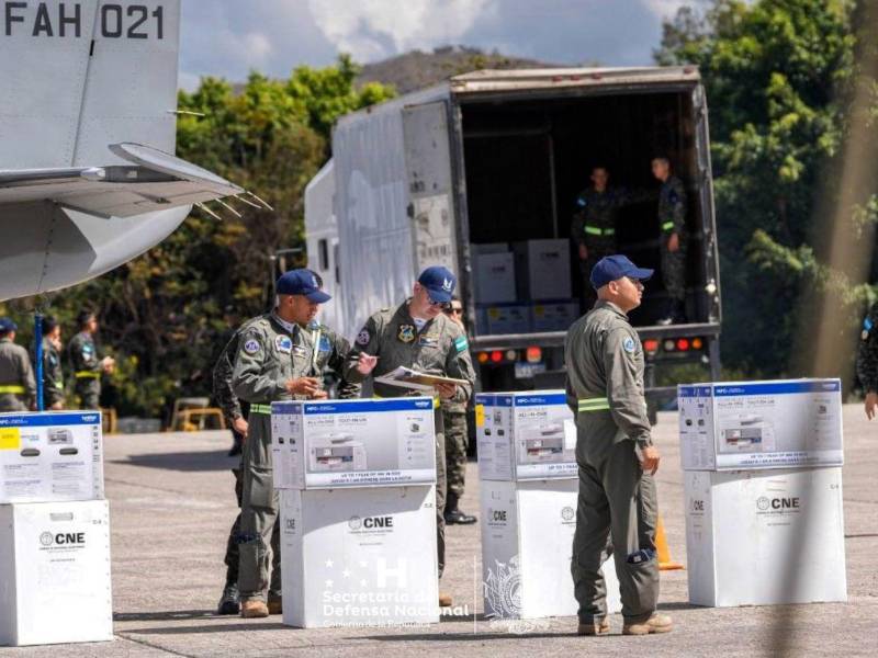 Los militares, como se los manda la Constitución, fueron los responsables del traslado del material electoral a todos los rincones del país, así como de su retorno.