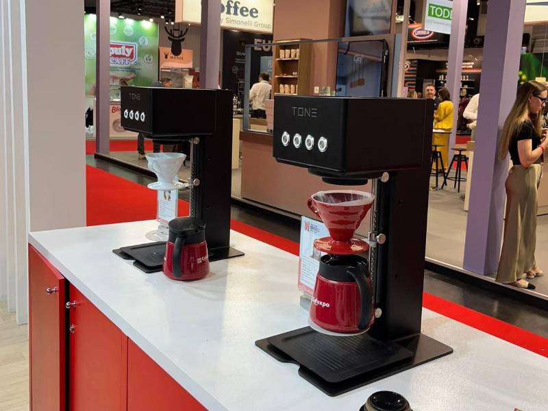 Detalle de los modernos módulos de barismo y degustación con tecnología de vanguardia, en el marco de la feria comercial, donde la precisión se une con la tradición cafetalera
