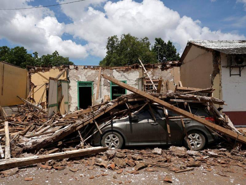 Fotografía que muestra este sábado casas destruidas por el terremoto de magnitud 7.7 ocurrido el viernes 9 de octubre en La Villa de Los Santos, Panamá.