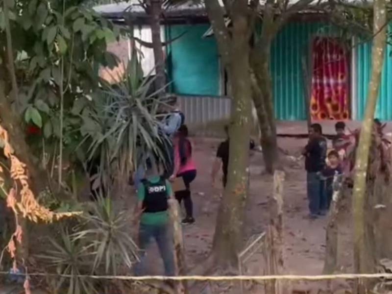 Imagen del exterior de la vivienda donde residía la niña. En el patio, personal de investigación comenzaba las indagaciones.