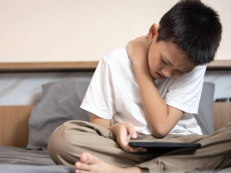 “Estudios han demostrado que entre el 34% y 50% de niños y adolescentes presentan posturas incorrectas”, dijo Castillo.