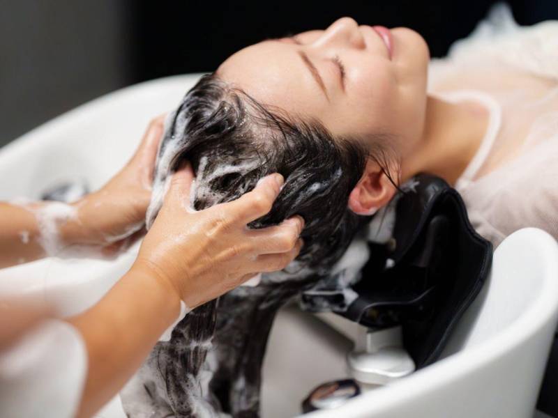 Un pelo más brillante, fuerte e incluso abundante son algunos de los milagros capilares que promete la viralizada forma del triple lavado de cabello. La pregunta que subyace es clara: ¿sirve realmente el triple lavado? Y, sobre todo, ¿cuándo conviene y cuándo no?