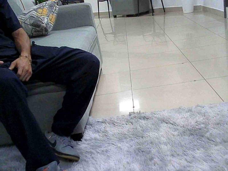 Los colaboradores de Medisan, la mayoría colombianos, captan a las personas en los pasillos del centro comercial.