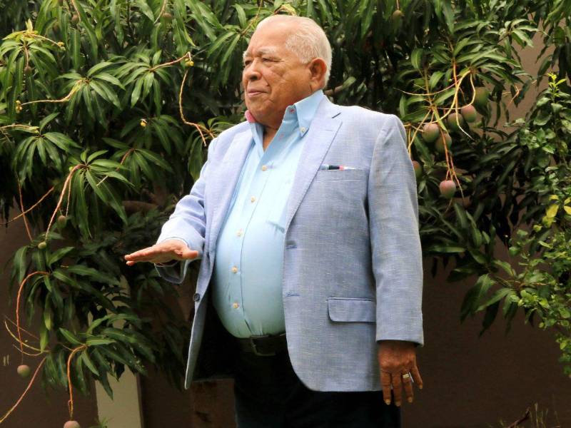 Izaguirre lleva una vida cómoda, y asevera que los bienes que obtuvo y lo que construyó con su carrera, lo hizo por esfuerzo propio y mucho trabajo.