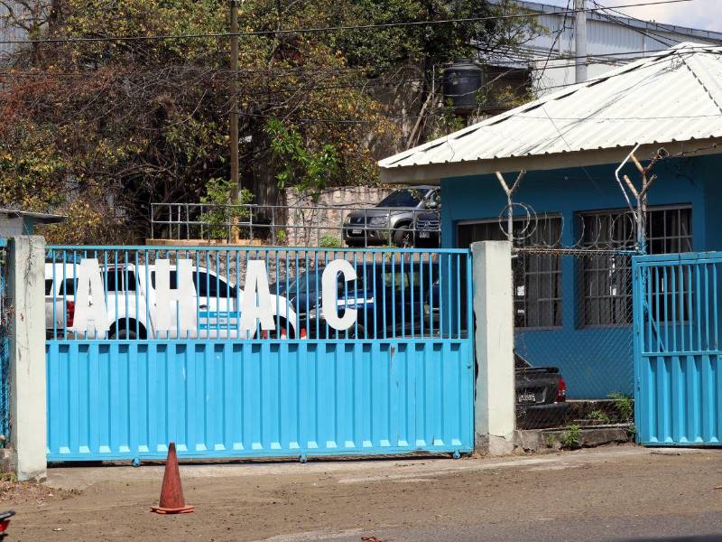 La Agencia Hondureña de Aeronáutica Civil es la encargada de regular la seguridad aérea civil de Honduras. Se basa en la normativa nacional e internacional.