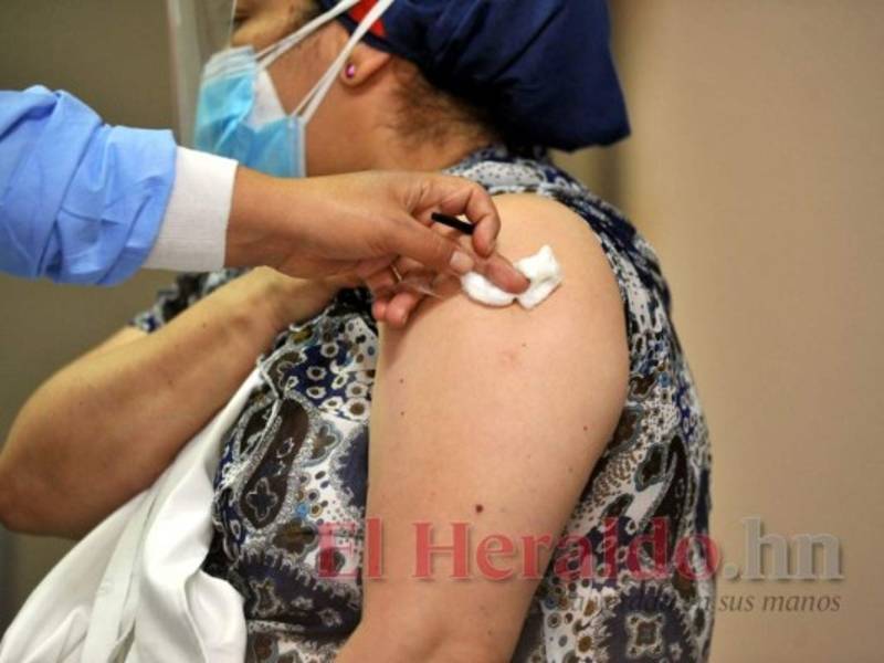 Mientras la población espera ser inmunizada, el personal de salud hace visitas casa por casa para detectar el virus de manera temprana. Foto: El Heraldo