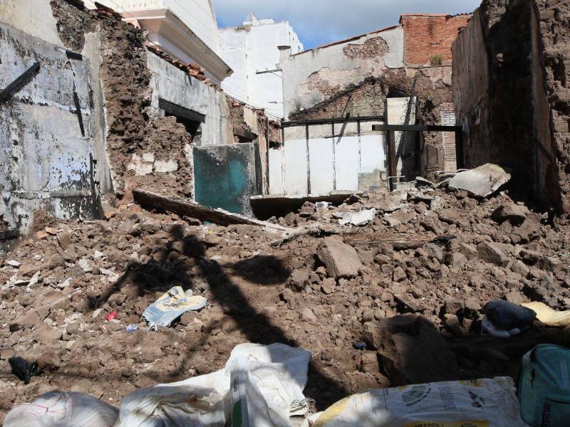 La histórica esquina de Chinda Díaz sigue en abandono tras el incendio. Los dueños no presentan autorización y el inmueble se deteriora más.