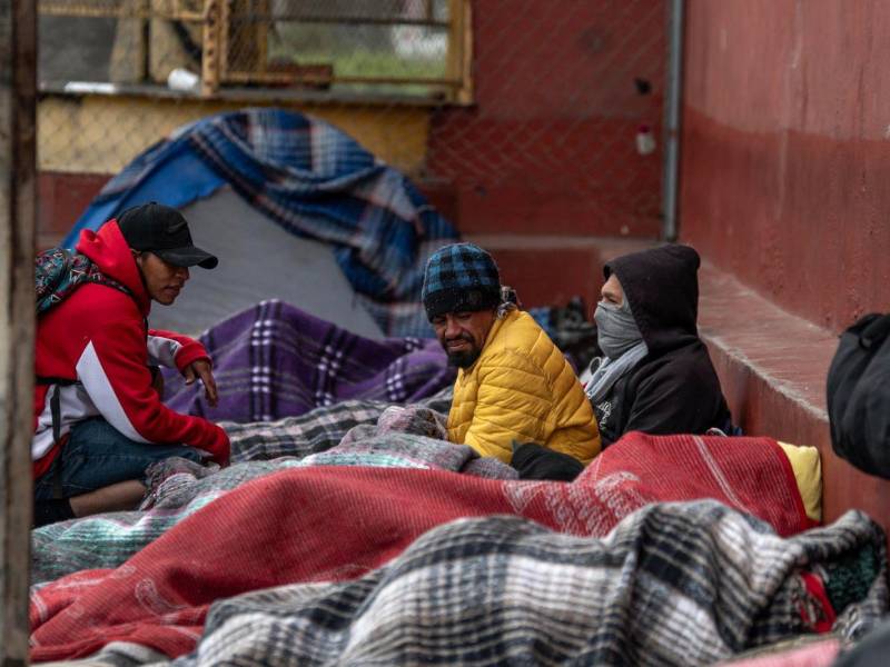 Muchos migrantes se quedaron en la frontera sur de Estados Unidos, y no saben qué pasará con ellos.