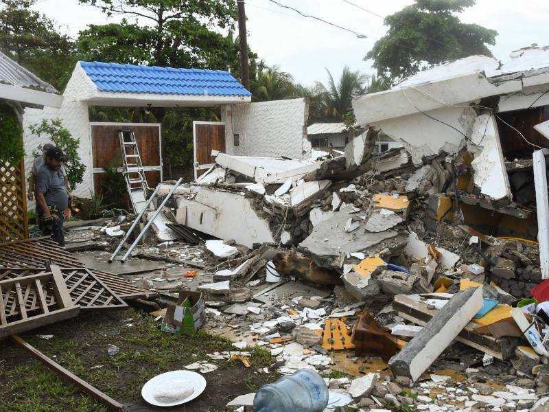 Casas destruidas, cementerios bajo el agua, fuertes oleajes e inundaciones en varios puntos ha dejado a su paso la tormenta tropical Cristina, que se ubica a 80 kilómetros del Golfo de Fonseca —que comparten El Salvador, Honduras y Nicaragua— y se mantiene con movimiento estacionario. Aquí las imágenes: