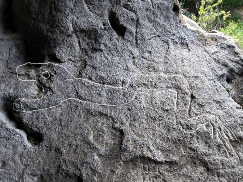 Kukulcán, Quetzalcoalt, el dios mítico mesoamericano presente en Ayasta. En Azacualpa, a pocos kilómetros de Ayasta, se descubrió recientemente otro grabado de este personaje tan importante en la cultura indígena, que atestigua la relación social, económica, cultural y religiosa de los Proto-Lencas con civilizaciones de regiones distantes.