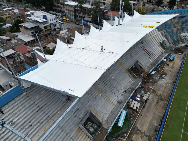 Remodelación del estadio Nacional de Honduras: Material del techo y recintos que lo tienen