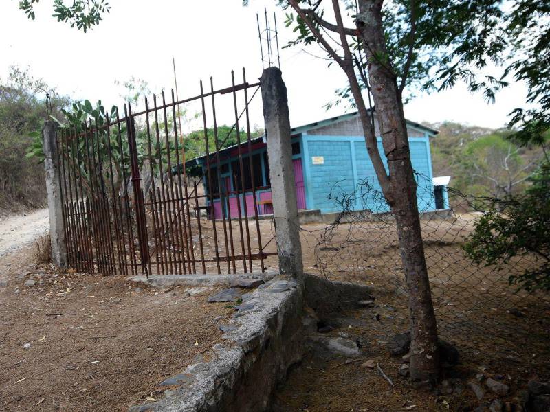 Entrada del centro educativo. Aunque el portón permanece cerrado con candado, la malla perimetral está tan deteriorada que permite el acceso al terreno.