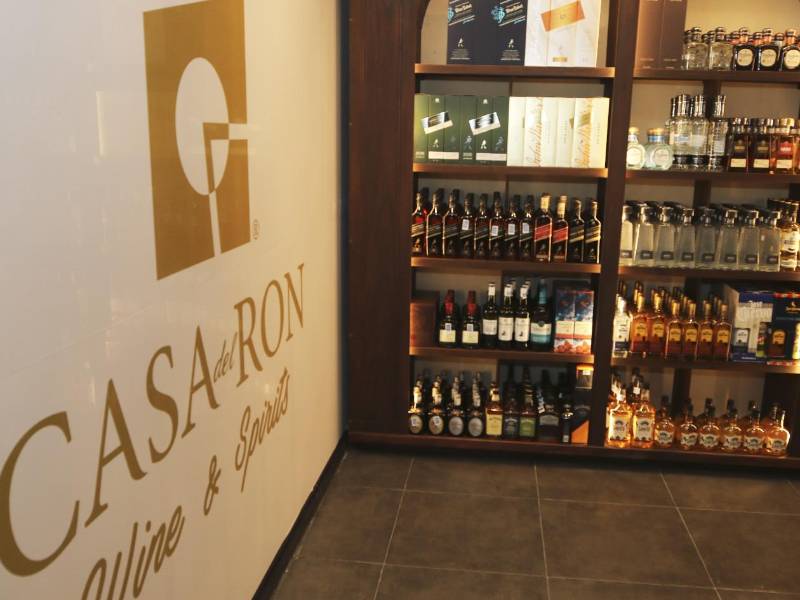 Cada rincón de Casa del Ron refleja el concepto “Saber Vivir”, creando un ambiente ideal para explorar, aprender y disfrutar del mundo de los licores.