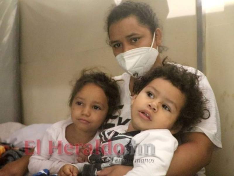 La joven capitalina necesita un empleo, una nueva vivienda y ayuda para sus pequeños Aslen y Sophie. Una de las cosas que más la angustia es que su hija mayor requiere un tipo de leche de soya especial. Si usted desea ayudarlos puede llamar al teléfono: 8875-4825 o dejar sus donativos en las instalaciones de Diario EL HERALDO. Foto: Aarón Canales/ EL HERALDO