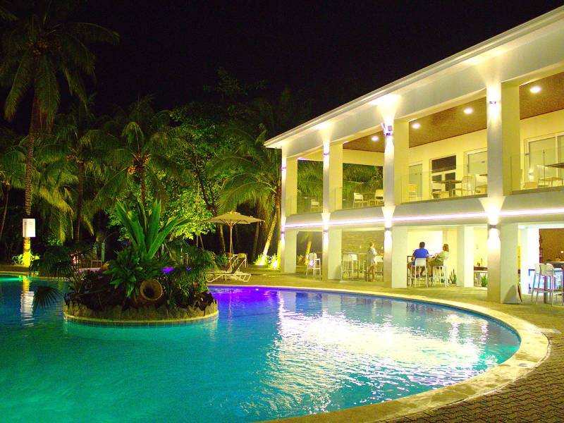 Área de piscina ideal para relajarse y disfrutar del clima tropical, rodeada de un ambiente natural y acogedor.