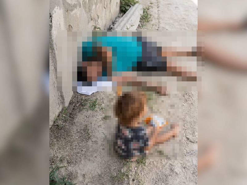 La niña quedó a unos centímetros de su padre muerto.