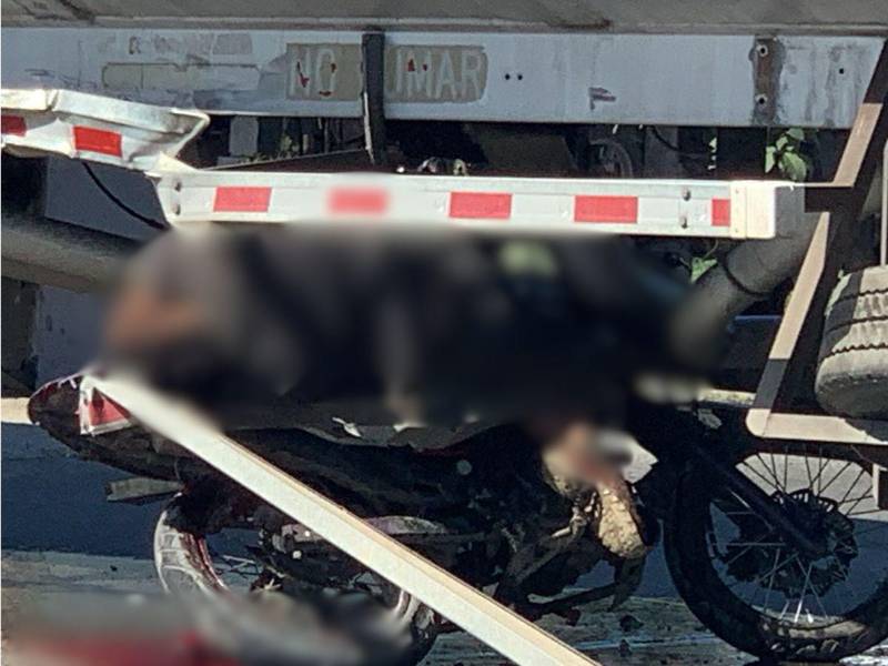 Joven motociclista muere tras impactar contra una rastra en la 33 calle de SPS