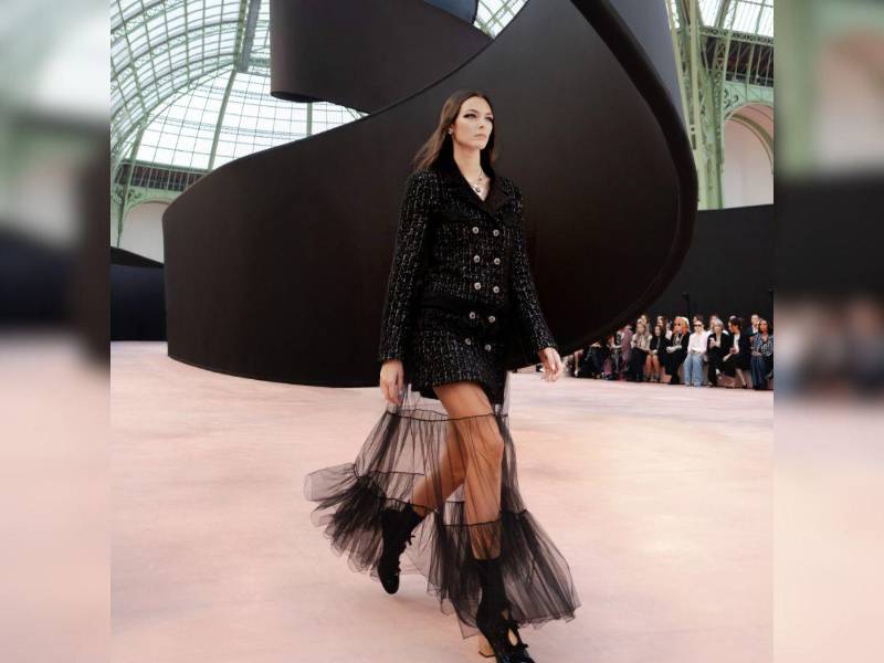 Ninguna sorpresa en la paleta de colores para el próximo otoño-invierno, donde conviven grises, rosas, rojo, azules, con total naturalidad, y figuran el blanco y el negro, tanto juntos, como separados.