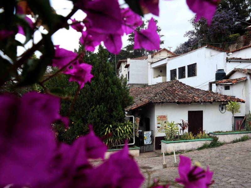 Aproximadamente a unos 13 kilómetros de la capital se encuentra Santa Lucía, un rincón pintoresco que parece como si estuviera detenido en el tiempo y que se erige como uno de los municipios más antiguos y pintorescos del país. A continuación algunas fotografías captadas por la lente de EL HERALDO que invitan a visitar este lugar que se ha convertido en un refugio para muchos capitalinos cada fin de semana.