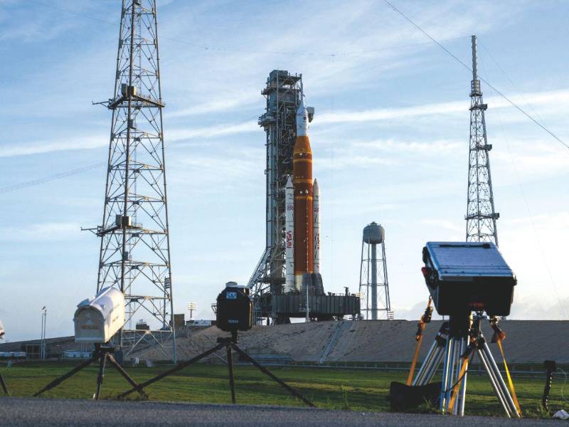 ESPACIO. El cohete del Sistema de Lanzamiento Espacial (SLS) y la nave espacial Orion de la misión Artemis II debidamente instalados sobre una plataforma de lanzamiento móvil en el Complejo de Lanzamiento 39B del Centro Espacial Kennedy en Cabo Cañaveral. El lanzamiento de la misión con cuatro astronautas a bordo está previsto para hoy, miércoles 1 de abril.