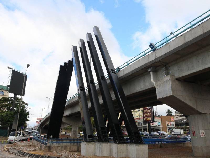 Capitalinos reaccionaron en redes sociales tras la instalación de un ornamento metálico en el puente Juan Pablo II, al considerar que no aporta valor estético a la ciudad.