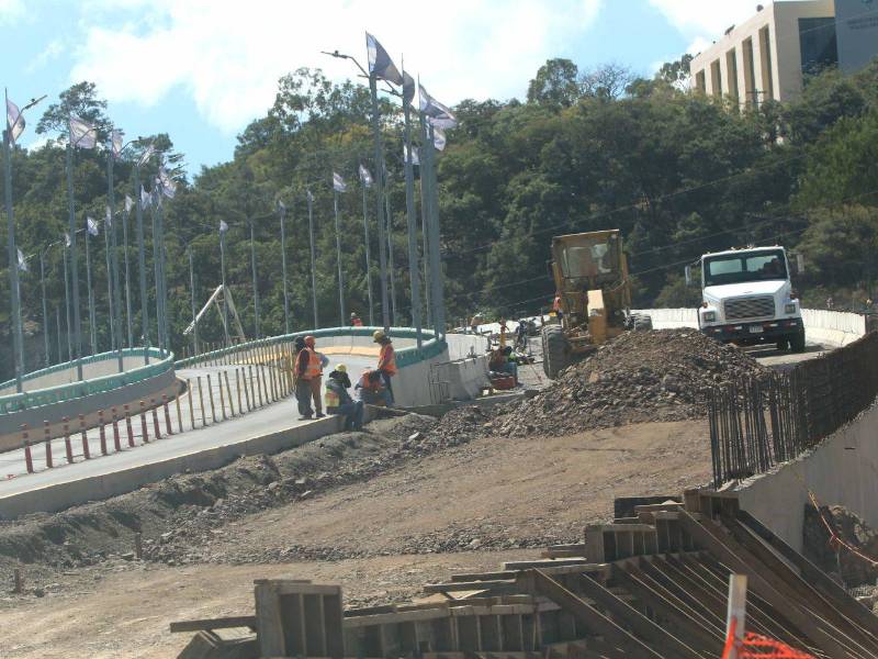 Luego de más de medio año de retraso, la AMDC informó que el puente elevado Papa Francisco será finalizado el 30 de enero, con un avance físico actual del 72%.