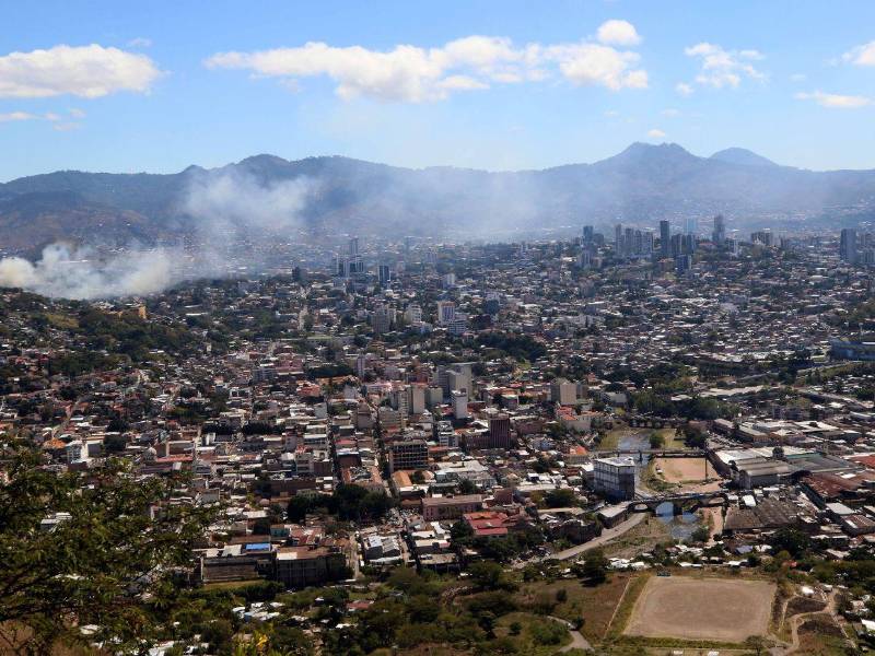 Durante la temporada seca, los incendios provocan un aumento significativo en la contaminación atmosférica, afectando amplias zonas de la ciudad.
