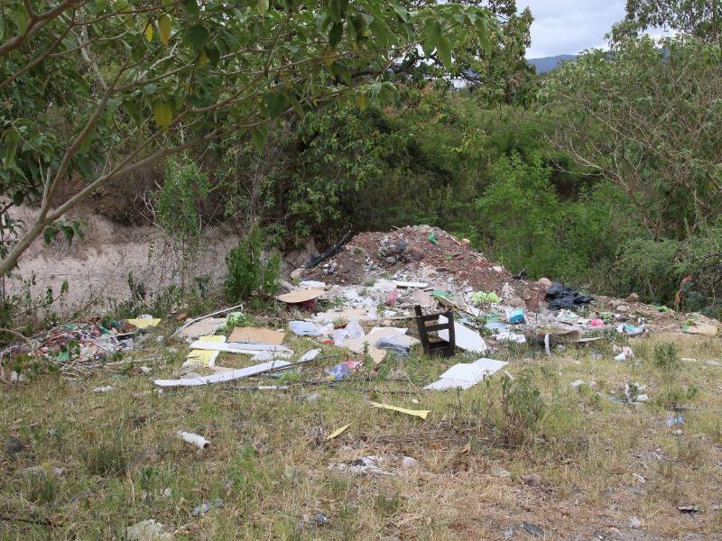 Toneladas de basura y escombros se acumulan en las cercanías de Los Laureles.