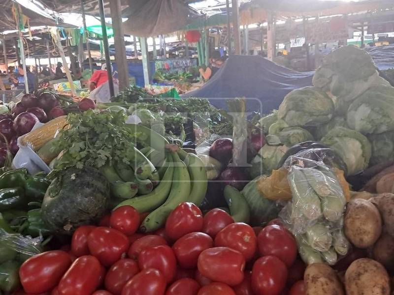 Las verduras, mariscos y frutas experimentaron una variación de precios en la Feria del Agricultor y el Artesano, ubicada frente al Estadio Chelato Uclés de la capital. Así están este fin de semana los precios de la canasta básica.