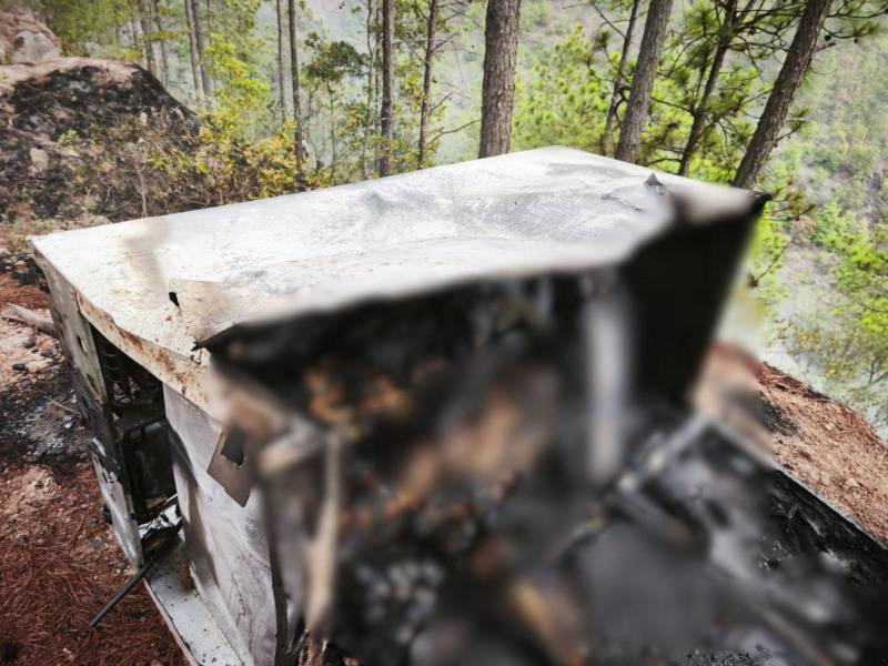 Un crimen dantesco ha dejado imágenes altamente sensibles. Se hallaron tres cuerpos, dos de ellos dentro de un freezer, y estos son los que se encuentran en peor condición, ya que sus cuerpos quedaron completamente carbonizados.