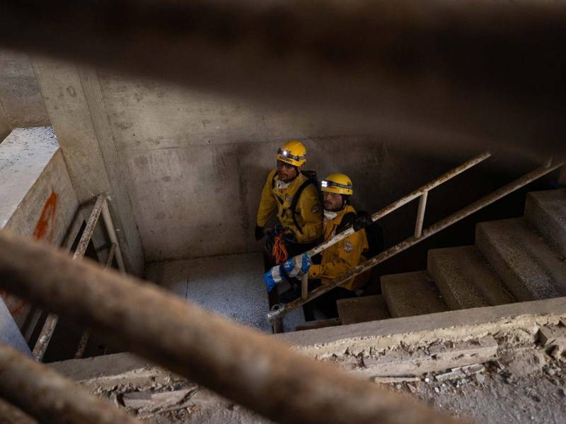 Rescatistas internacionales detectaron señales de vida de 21 personas bajo los escombros del edificio Oasis Beach, ubicado en el sector Playa Grande, estado La Guaira, nueve días después de los devastadores terremotos que sacudieron el país el pasado 24 de junio