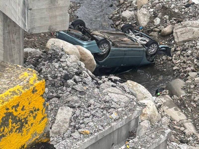 De acuerdo al relato de un guardia, el conductor del automóvil aceleró y cayó al río Bermejo. Por su propia cuenta salió del vehículo y llamó a familiares para que lo auxiliaran.