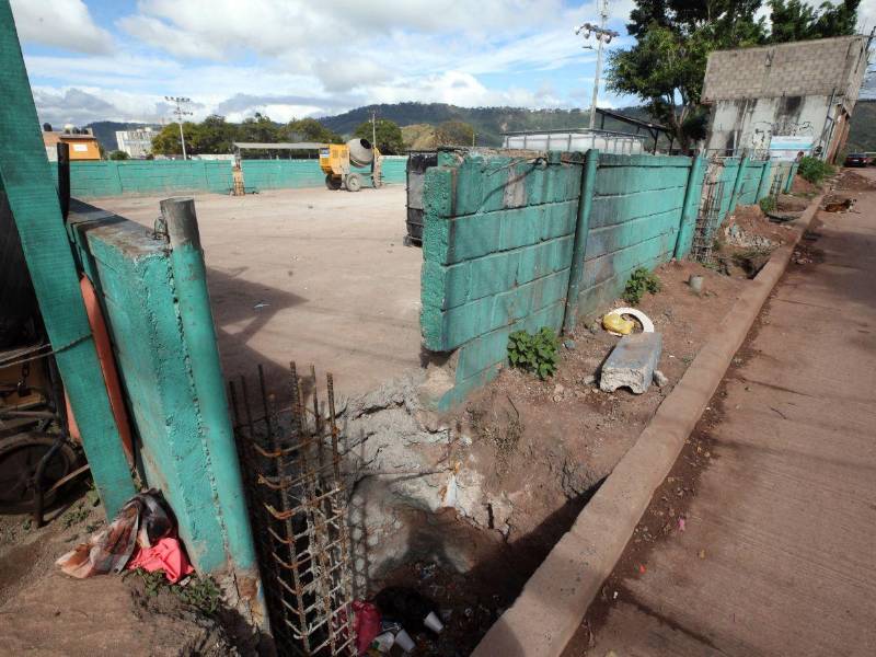 Con materiales abandonados y maquinaria paralizada permanece la cancha de recreación ubicada en la colonia Travesía de Tegucigalpa.