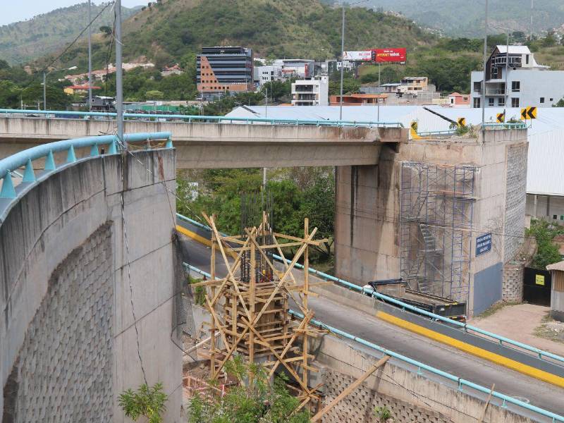 Tras el colapso de la rampa 4 debido a fatiga en los anclajes y sobrepeso, las obras civiles en el puente a Valle de Ángeles avanzan en medio de críticas por la falta de un dictamen final.