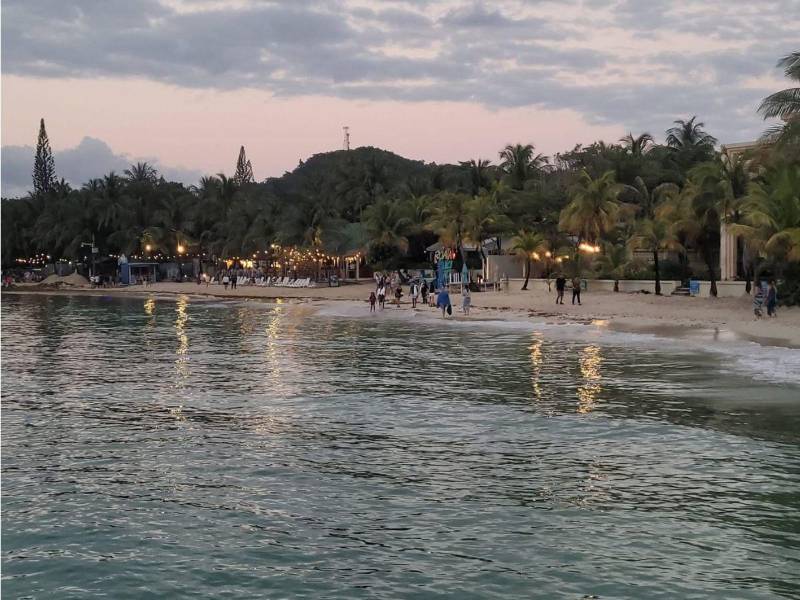 Luego de ser invadidas por la llegada masiva de sargazo, las playas de West Bay, en Roatán, Islas de la Bahía, avanzan hacia la normalidad tras verse cerradas durante los últimos días. Así van quedando: