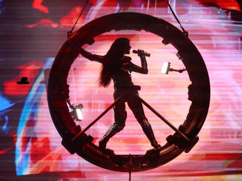 El telón cayó con una versión breve de “ARTIFICIAL”, de su último disco, y Katy Perry aterrizó en el escenario con movimientos robóticos.