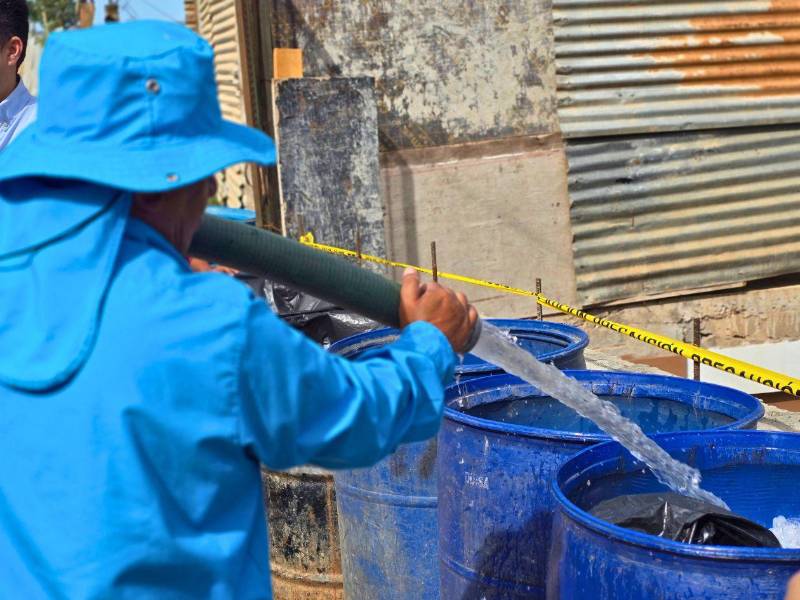 Entrega de agua a los pobladores de la colonia Los Pinos mediante las cisternas municipales.