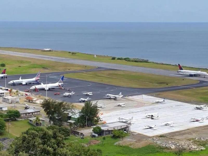 Una de las formas de llegar a Islas de la Bahía, es por la vía aérea. El aeropuerto internacional Juan Manuel Galvez de Roatán es una de las terminales aéreas.
