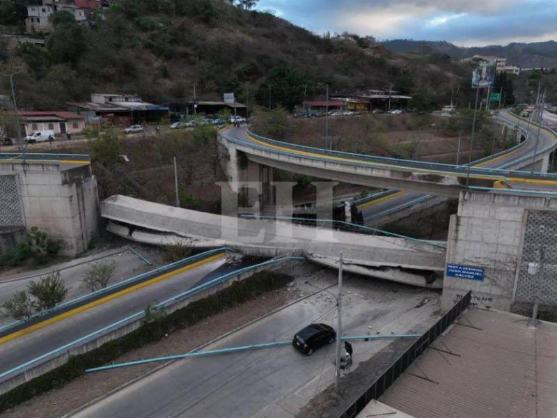 El ala izquierda conectaba la colonia 21 de octubre con el transitado anillo periférico de la capital.