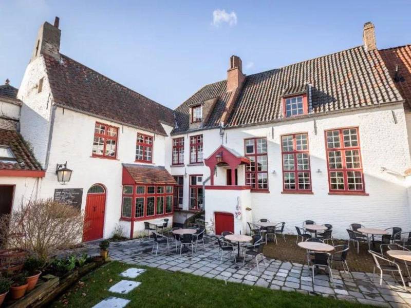 El jardín tiene la apariencia acogedora de una casa europea, con el toque familiar imprescindible.