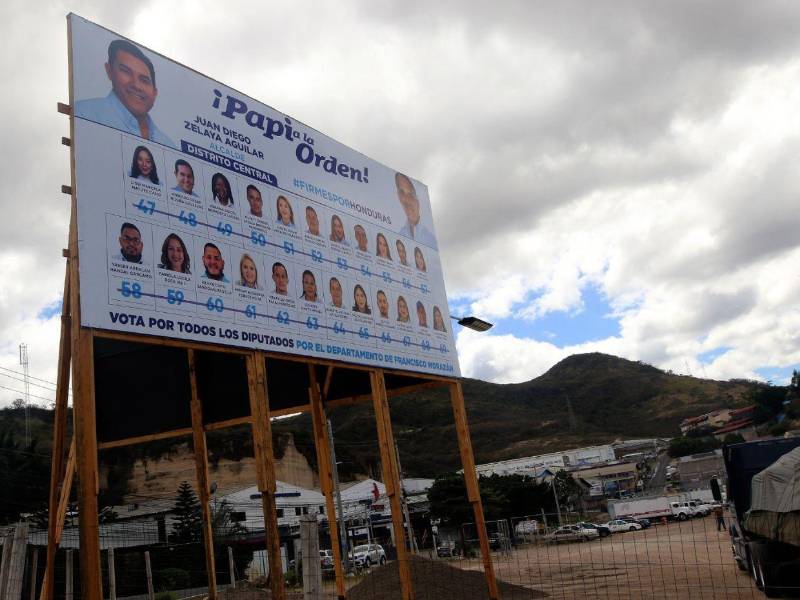 Una de los rótulos del movimiento de Nasry Asfura en el anillo periférico de la capital.