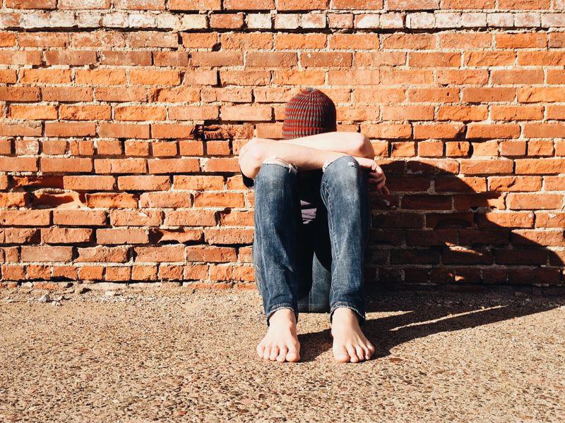 Dimite un diputado británico de la oposición acusado de insinuaciones sexuales