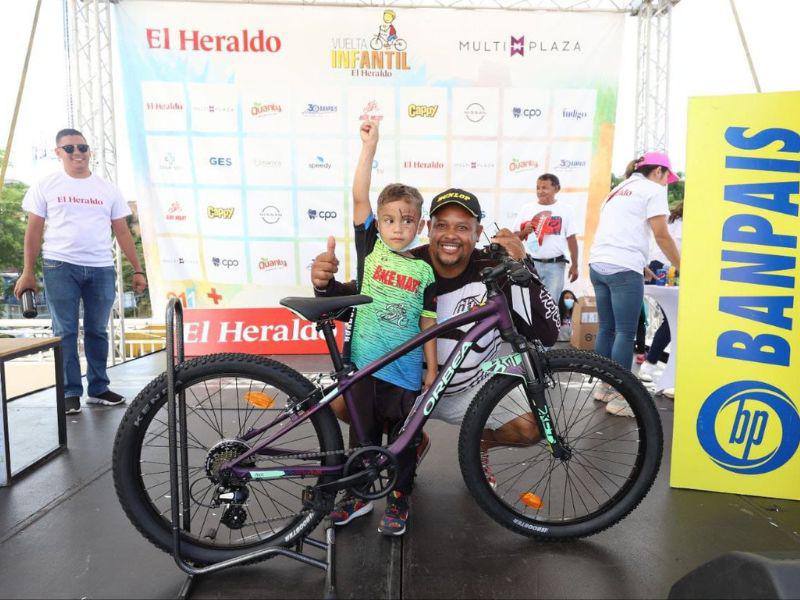 Dominick Brooks, el afortunado ganador de la bicicleta en la Vuelta Infantil de EL HERALDO