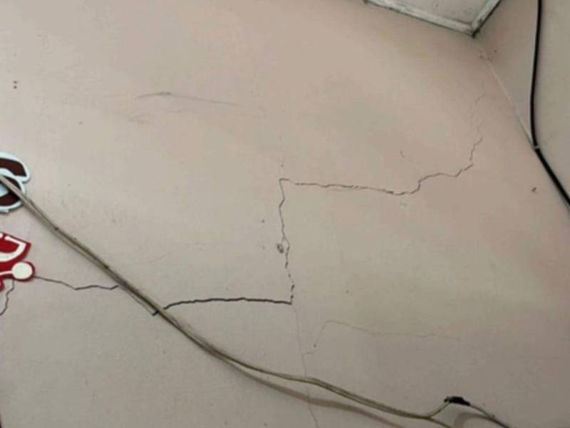 Las paredes del centro asistencial de la Centroamérica Oeste presenta fisuras en las paredes.