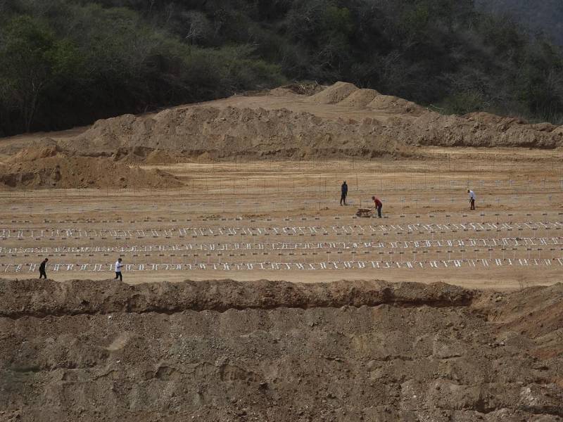 El cementerio municipal de la Esperanza, ampliado para poder acoger a las víctimas del doble terremoto del 24 de junio en Venezuela, sigue recibiendo cadáveres y enterrándolos, mientras los crematorios de Caracas y la morgue de La Guaira funcionan las 24 horas desde hace más de 15 días para hacer frente a los más de 3.899 muertos.